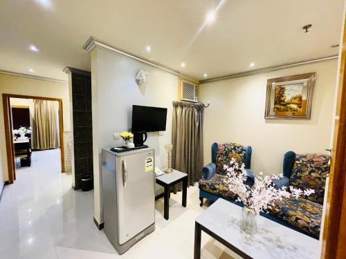 een woonkamer met een bank en een tv. bij Diamond Tower in Al Jubail