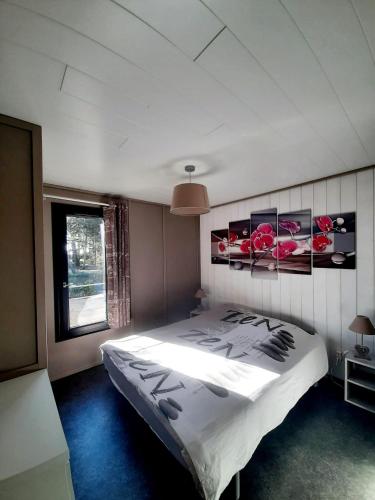 une chambre avec un grand lit dans une pièce dans l'établissement Plénisud, à Pomérols