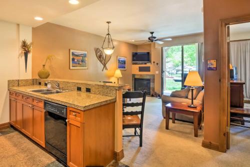 Φωτογραφία από το άλμπουμ του 4 Mi to Ski Summit County Condo with Resort Perks σε Breckenridge