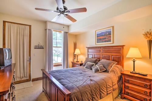 - une chambre avec un lit et un ventilateur de plafond dans l'établissement Breckenridge Getaway with Patio and Resort Amenities!, à Breckenridge