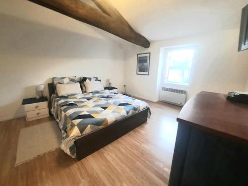 1 dormitorio con 1 cama grande en una habitación en Maison chaleureuse avec jardinet & parking gratuit, en Eymet