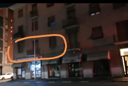 un objeto naranja está delante de un edificio en Splendido appartamento in zona centrale, en Alessandria