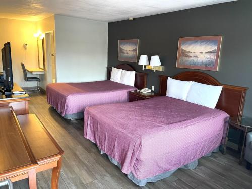 Postel nebo postele na pokoji v ubytování Downtown Inn