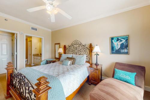 - une chambre avec un lit et une chaise dans l'établissement Seawind 605, à Gulf Shores