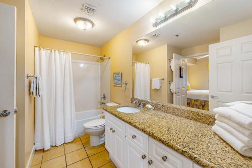 La salle de bains est pourvue d'un lavabo, de toilettes et d'une douche. dans l'établissement Seawind 605, à Gulf Shores