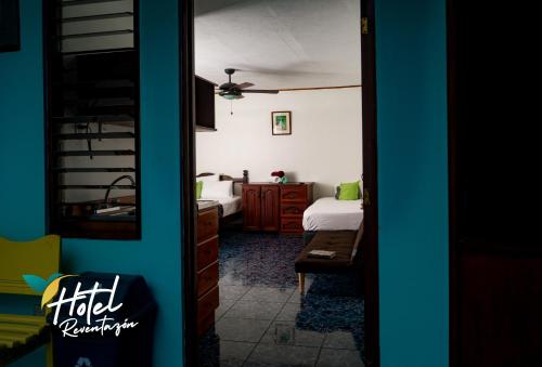 Hotel Reventazón Orosi tesisinde bir odada yatak veya yataklar