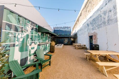 un patio con mesas y bancos en un edificio en The Middleton Hotel, en Graham