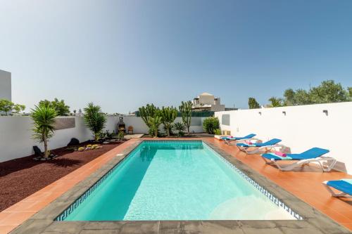 Villa Tropical by Villa Plus