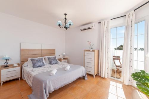 biała sypialnia z łóżkiem i dużym oknem w obiekcie Villa Togio 2 by Villa Plus w Puerto del Carmen