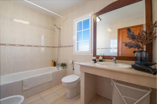 łazienka z umywalką, toaletą i wanną w obiekcie Villa Togio 2 by Villa Plus w Puerto del Carmen