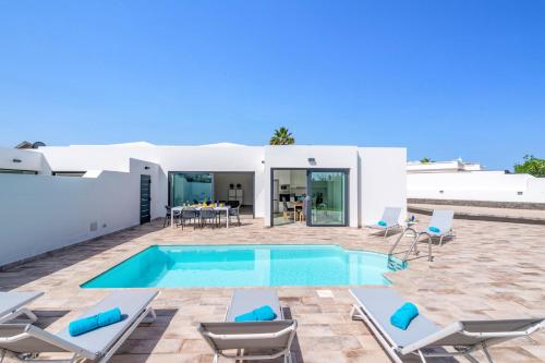 Villa La Nueva by Villa Plus
