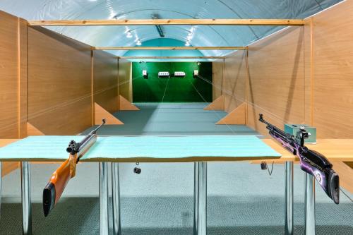 a room with a table with two skis on it at Hotel Tenis in Chrząstowice