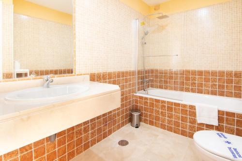 y baño con bañera, lavabo y aseo. en 2247-Duplex 3 bedrooms with 2 terraces, en Manilva