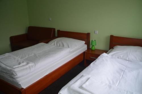 two twin beds in a room with at Hotel Tenis in Chrząstowice
