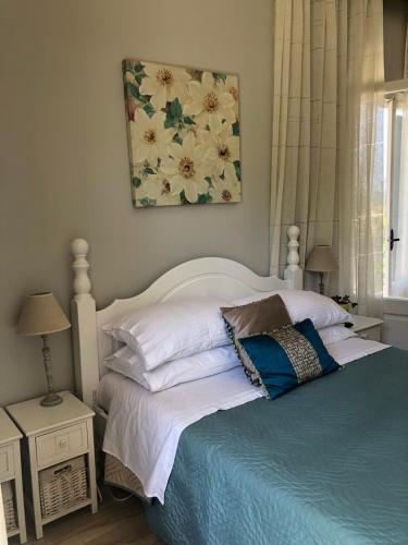 a bedroom with a bed and a painting on the wall at MeadowView Spacious renovated ground floor studio in Análipsis