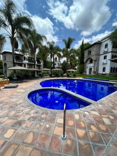 a swimming pool in front of a building at Suites Casa Mateo San Miguel Allende in San Miguel de Allende