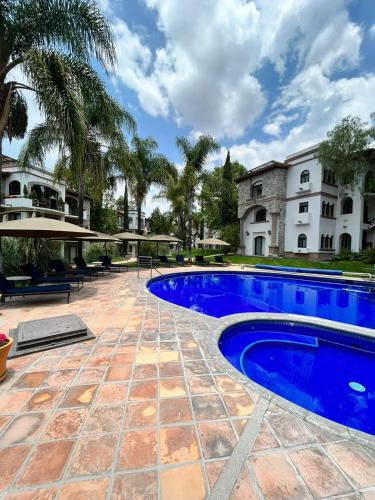a swimming pool in front of a building at Suites Casa Mateo San Miguel Allende in San Miguel de Allende