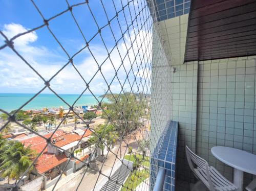 vistas al océano desde el balcón de un edificio en PARADISE FLAT NATAL APT. 405, en Natal