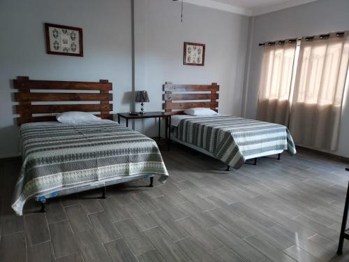 Una cama o camas en una habitación de Wally’s Place