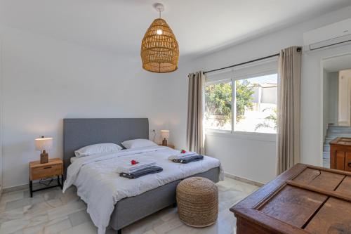 sypialnia z dużym łóżkiem i oknem w obiekcie Luxury Villa Andalucia Seaview Private Pool close to Centre w mieście Benalmádena