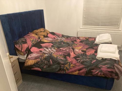 1 dormitorio con 1 cama con un edredón colorido en Lovely 2 Bed House Apartment in Boston TownCentre, en Boston