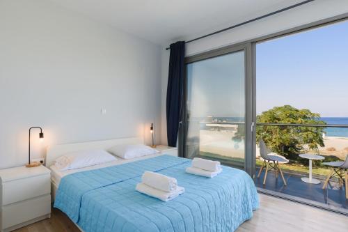 sypialnia z łóżkiem i dużym oknem w obiekcie Villa Rhodes Sea View II by Villa Plus w miejscowości Ixiá