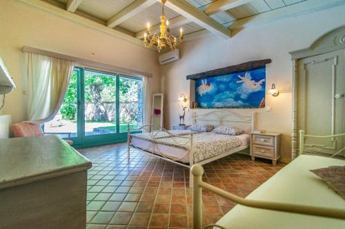 1 dormitorio con 1 cama con una pintura en la pared en Villa Marelica by Villa Plus, en Bokordići