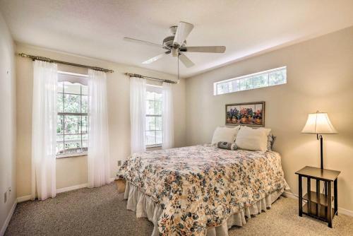 1 dormitorio con 1 cama y ventilador de techo en Charming Waldo Getaway Near Lake Santa Fe!, en Waldo