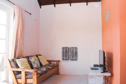 TV a/nebo společenská místnost v ubytování Buttercup Cottage Apartments