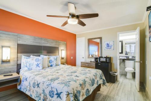 una camera con letto e ventilatore a soffitto di Anthony's on the Beach a Cocoa Beach