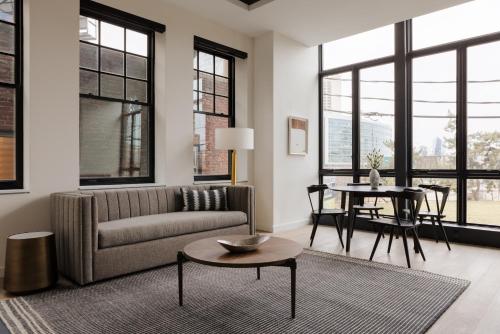 費城的住宿－Sonder Onyx，客厅配有沙发和桌子