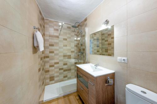 La salle de bains est pourvue d'un lavabo, d'une douche et de toilettes. dans l'établissement Villa Piedras Blancas by Villa Plus, à Frigiliana