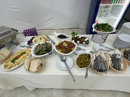 une table avec des assiettes et des bols de nourriture dans l'établissement Star rum, à Wadi Rum