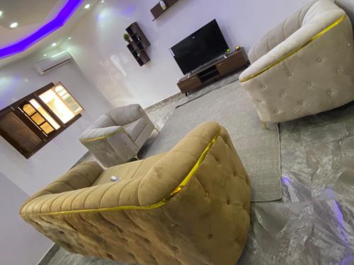 a living room with two chairs and a couch at RESIDENCE EL HADJI in Dakar