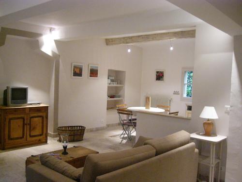 un salon avec un canapé et une table dans l'établissement Mas Boudeissoun - Cœur de cerise - Baignade à 600 m, à Mormoiron