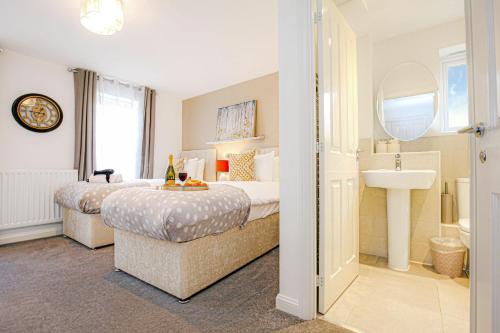 a bedroom with a bed and a sink and a bathroom at Alpha Properties 1 - Luxury One Bedroom within a Four Bedroom House with Free Parking, Fast Wifi, SmartTV with Netflix in Milton Keynes