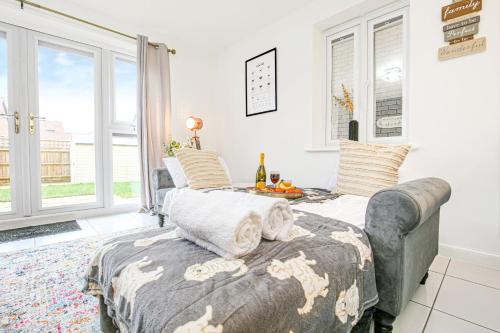 Postel nebo postele na pokoji v ubytování Alpha Properties 1 - Luxury One Bedroom within a Shared Four Bedroom House with Free Parking, Fast Wifi, SmartTV with Netflix