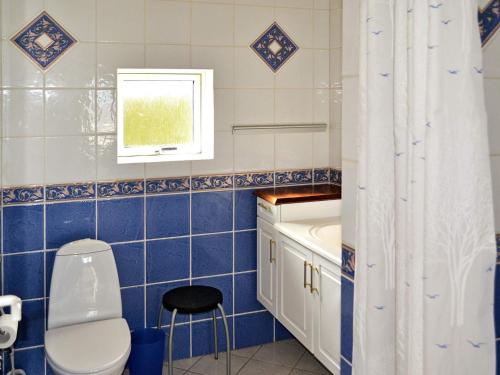 Et badeværelse på Two-Bedroom Holiday home in Præstø 1