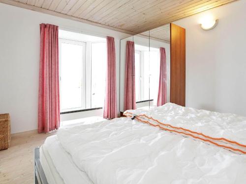 En eller flere senge i et værelse på Two-Bedroom Holiday home in Præstø 1