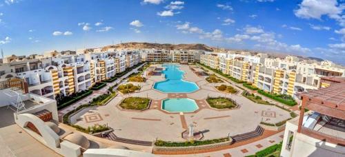 una vista aérea de un complejo de apartamentos con piscina en Palmera Chalets Owners Best Vacation Group Families only, en Ain Sokhna
