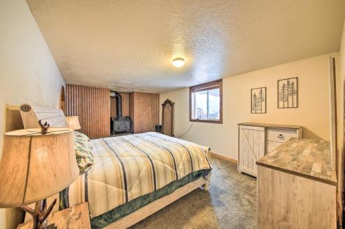 une chambre avec un lit et une table dedans dans l'établissement Priest Lake Apartment Near Hiking Trails!, à Vans Corner