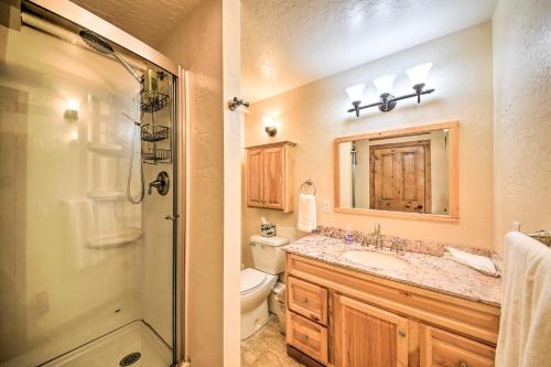 une salle de bain avec toilettes, lavabo et douche dans l'établissement Priest Lake Apartment Near Hiking Trails!, à Vans Corner