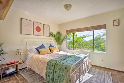 een slaapkamer met een bed en een raam bij Cozy California Abode Near Malibu Beaches! in Topanga