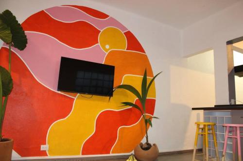 Am Condesa في مدينة ميكسيكو: غرفة معيشة مع لوحة على الحائط