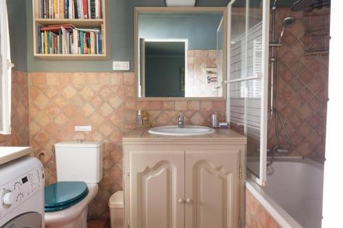 uma casa de banho com um lavatório, um WC e um espelho. em Mas de Baubesse: Paradise in Provence em Les Baux-de-Provence