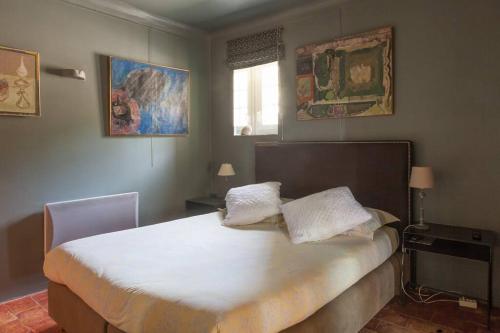 Tempat tidur dalam kamar di Mas de Baubesse: Paradise in Provence