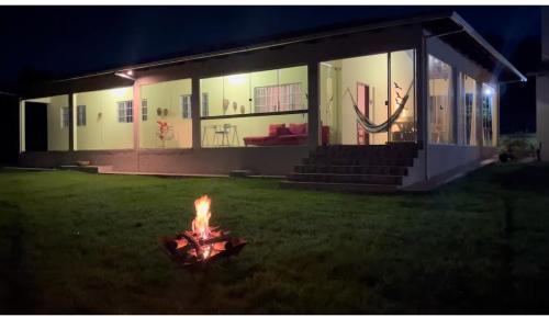 ein Feuer im Garten eines Hauses in der Nacht in der Unterkunft EIT Eco Inteligente in Alto Paraíso de Goiás