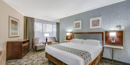ein Hotelzimmer mit einem großen Bett und einem Schreibtisch in der Unterkunft Harveys Lake Tahoe Hotel & Casino in Stateline