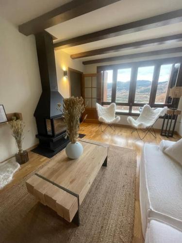 sala de estar con sofá y mesa de centro en Relax en el Pirineo, en Montanúy