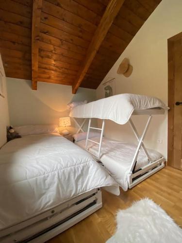 1 dormitorio con litera y techo de madera en Relax en el Pirineo en Montanúy
